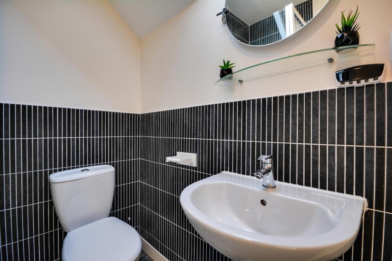 Three Bedroom House In Runcorn By The Lake With Parking By Neofinixdotcom Esterno foto